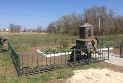 Субботник на памятнике погибшим воинам в ВОВ