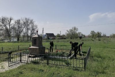 Субботник на территории памятника воинам – землякам, погибшим в Великой Отечественной войне