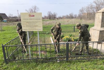 Субботник на памятнике погибшим воинам в Великой Отечественной войне